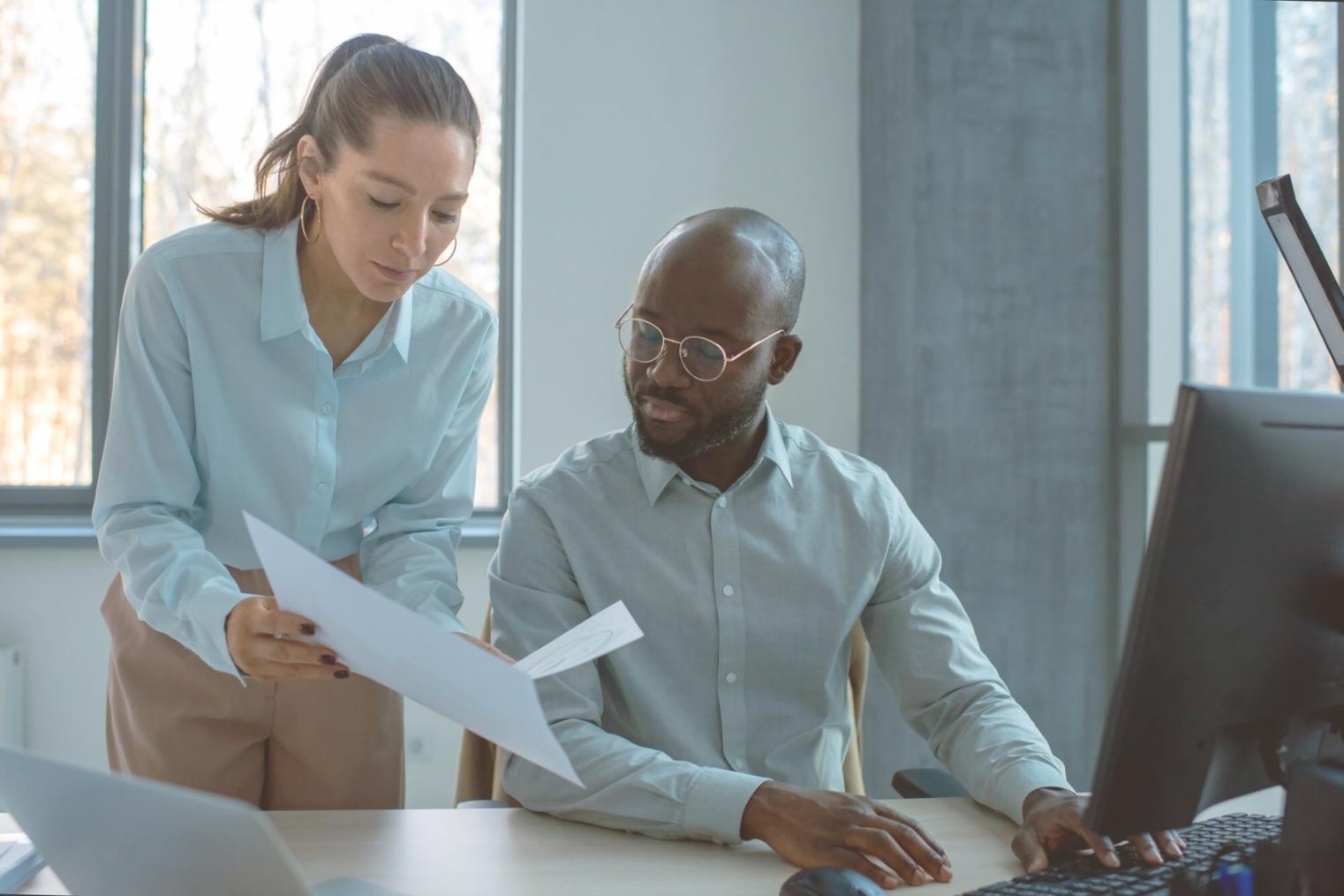 Bureau organisé avec documents financiers et calculatrice