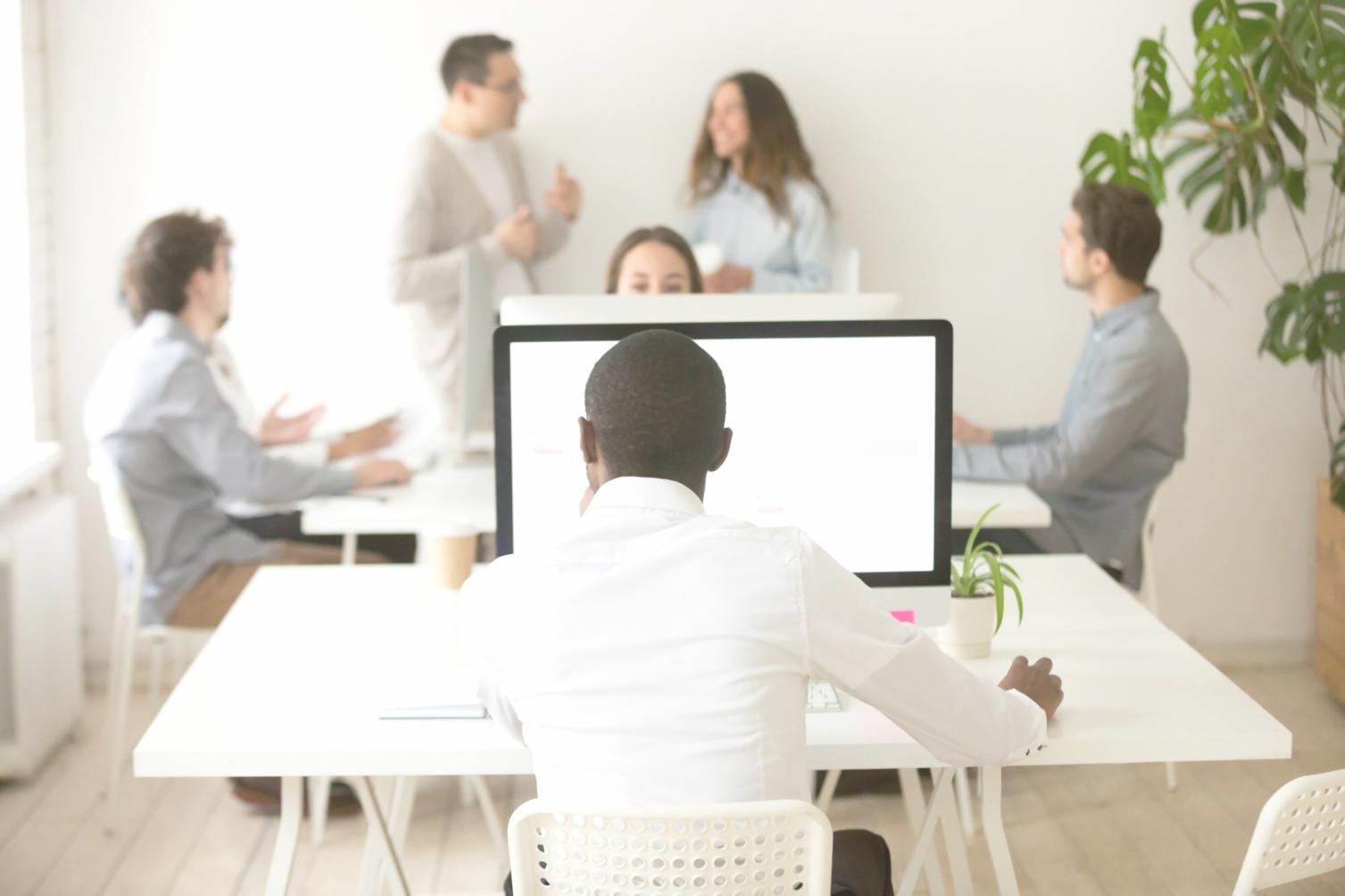 Espace de travail calme avec ordinateur et notes financières