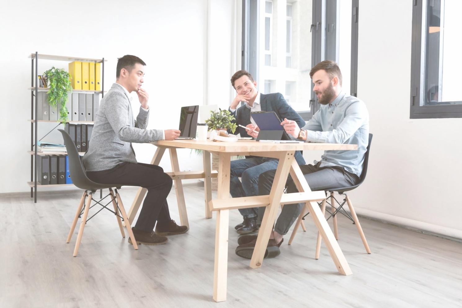 Formateur expliquant des concepts de gestion financière au tableau