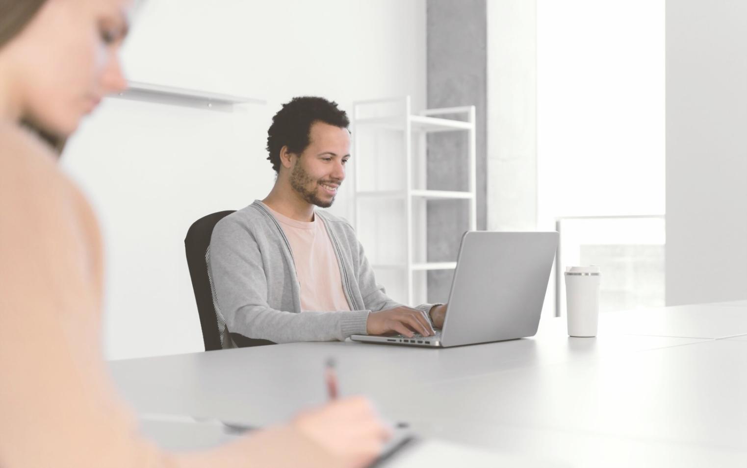 Participants travaillant sur des exercices budgétaires pratiques